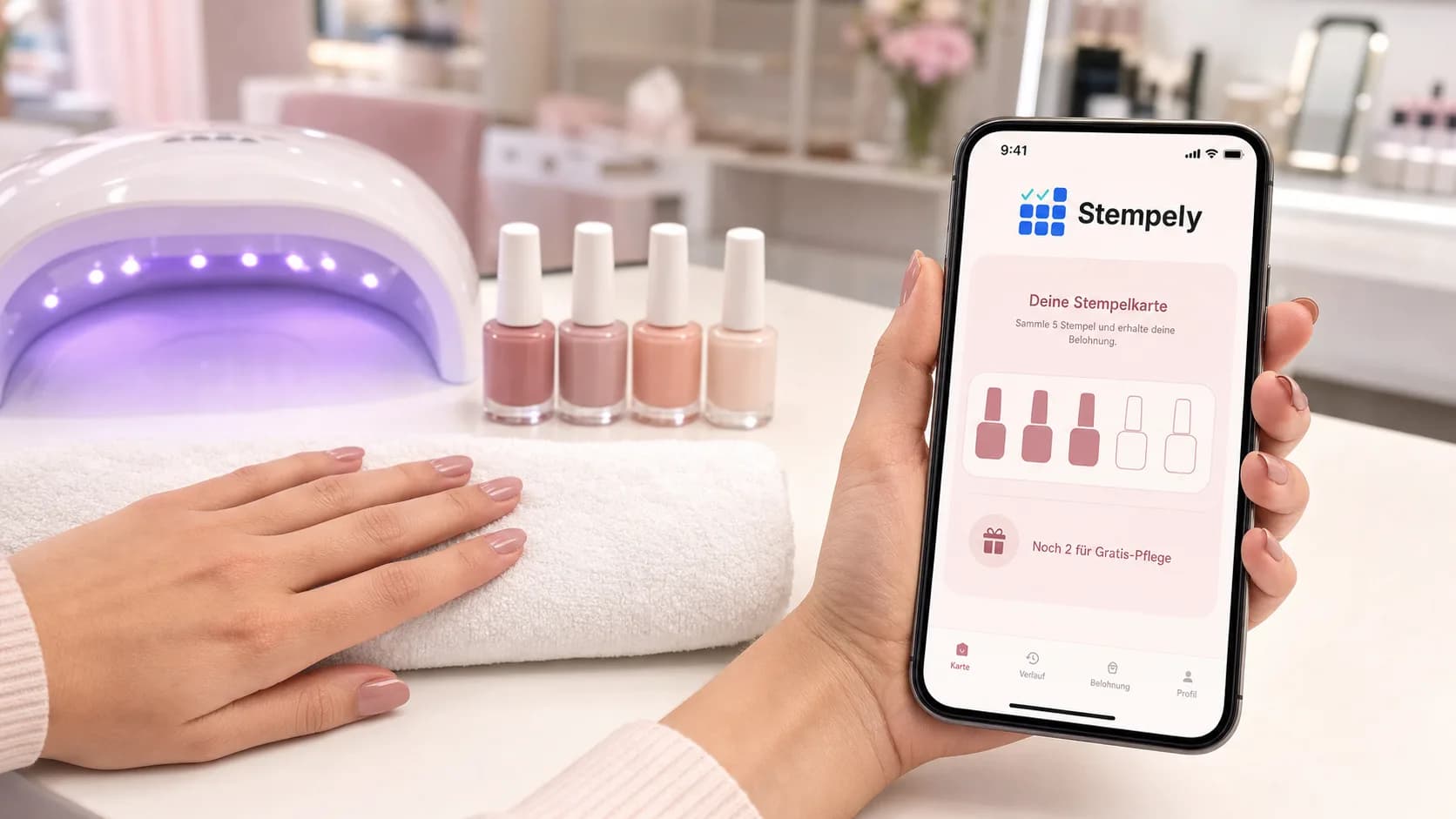 Onicotecnica con l'app Stempely al tavolo della manicure, carta fedeltà digitale per nail salon