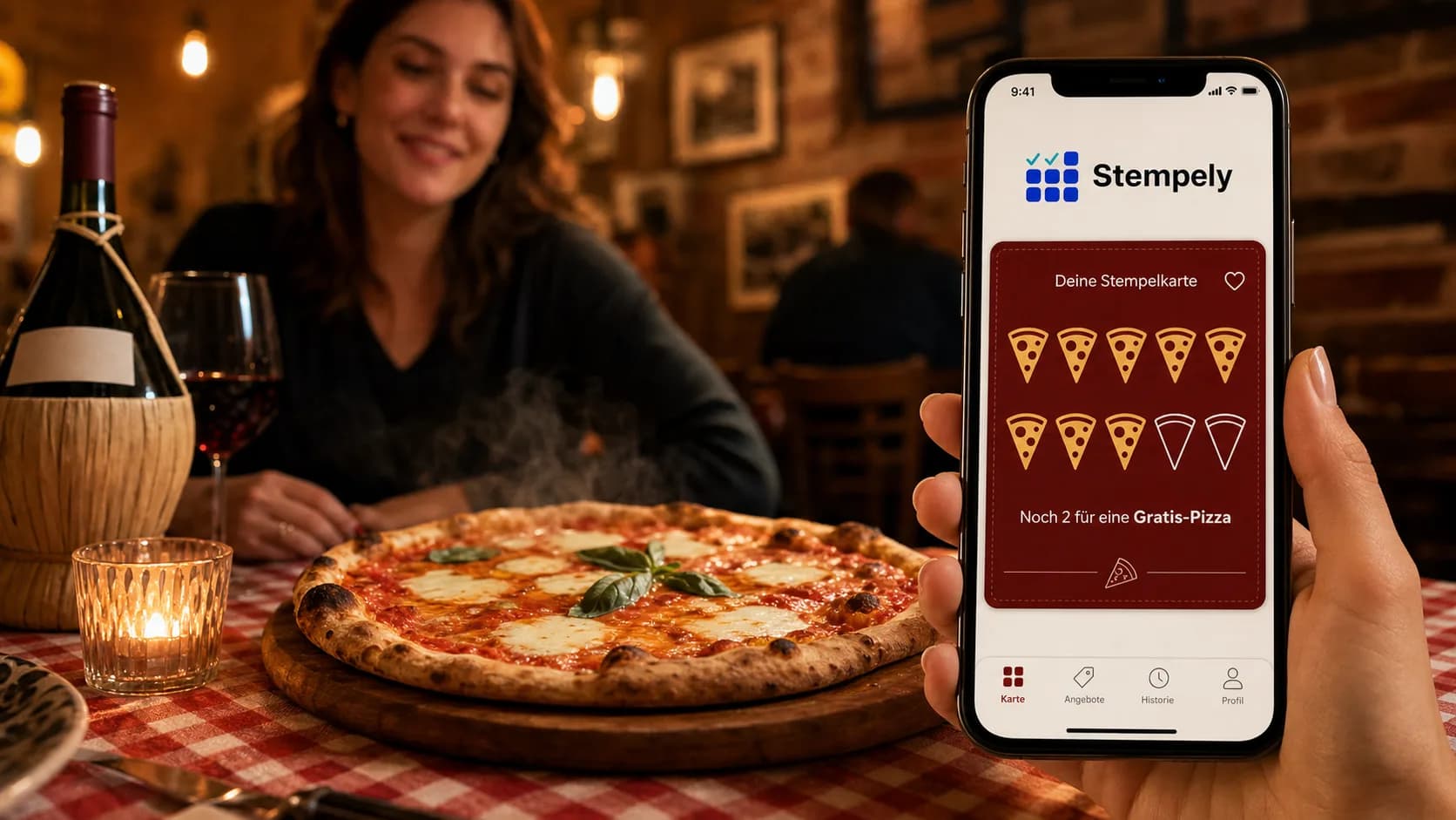 Pizzaiolo con l'app Stempely al forno della pizza, tessera fedeltà digitale per pizzeria