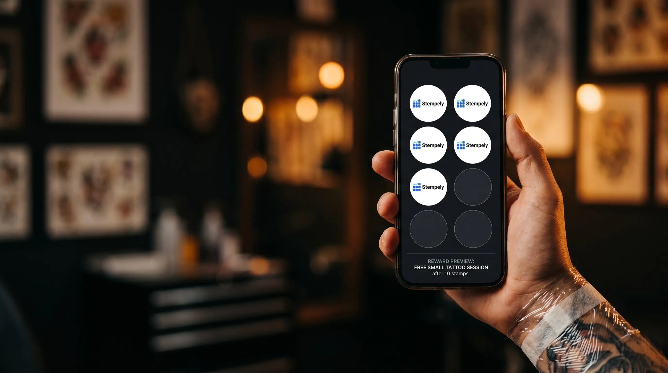 Tatuatore con l'app Stempely al banco NFC, carta fedeltà digitale per studio di tatuaggi e piercing